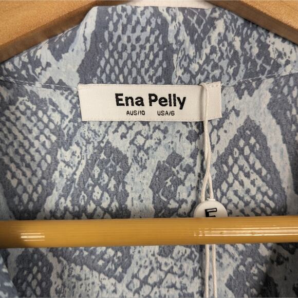 NWT Ena Pelly Blue Snakeskin Short Sleeve Button Front Top Size 6 - Picture 5 of 11